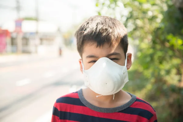 Niño Pequeño Que Usa Máscara Protección Plegable Del Respirador Del — Foto de Stock