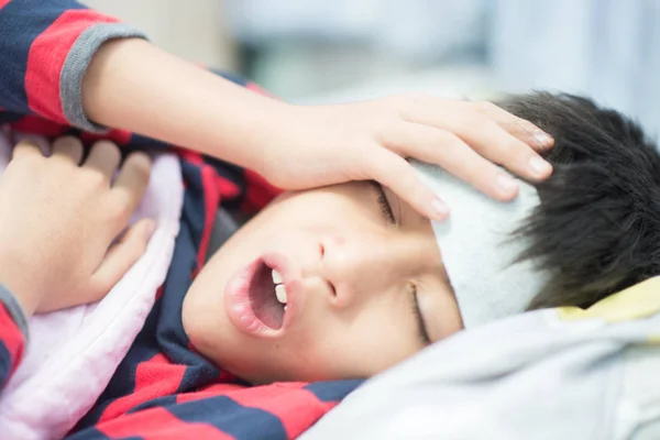 Kleine Jongen Heeft Koorts Met Koele Feverl Gel Hoofd — Stockfoto