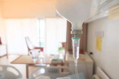 Küçük çocuk olsun hasta grip tuzlu Intravenous (IV) satır içi el basıncı ile hastaneye yatırılması gerek