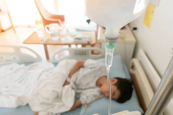 Menino Adoece Gripe Precisa Ser Internado Hospital Com Soro Fisiológico — Fotografia de Stock