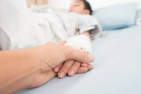 Küçük Çocuk Olsun Hasta Grip Tuzlu Intravenous Satır Içi Basıncı — Stok fotoğraf