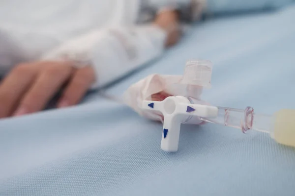 Kleiner Junge Erkrankt Grippe Muss Mit Intravenösem Inline Handdruck Ins — Stockfoto