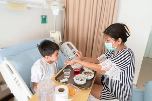 Mãe Cuidar Seu Filho Chorou Ele Fica Doente Hospital — Fotografia de Stock