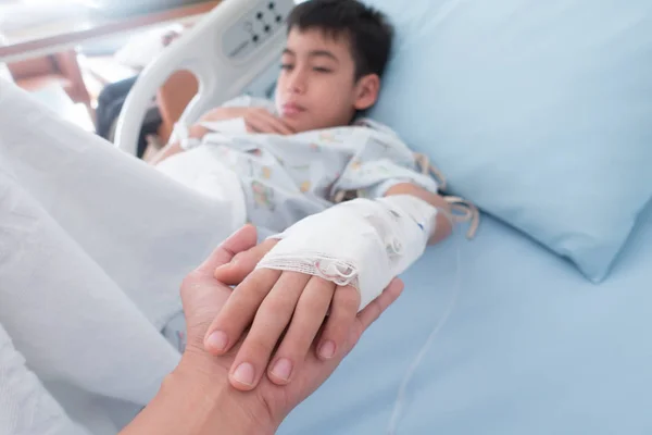 Küçük Çocuk Olsun Hasta Grip Tuzlu Intravenous Satır Içi Basıncı — Stok fotoğraf