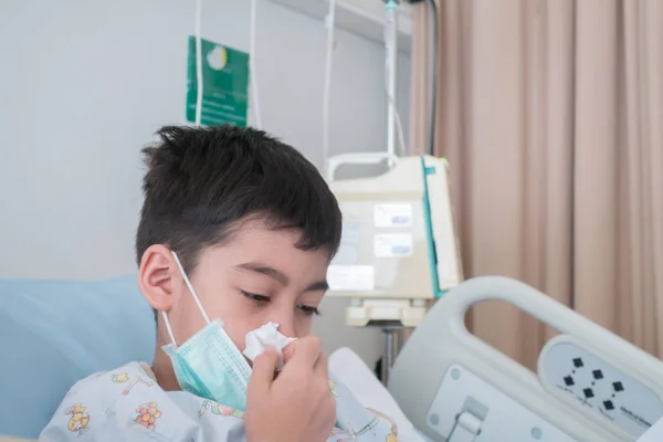 因流感生病的小男孩需要用盐水静脉注射 在线手压住院 — 图库照片