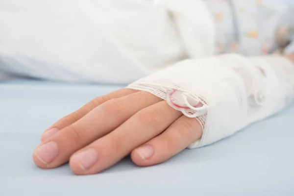 Kleiner Junge Erkrankt Grippe Muss Mit Intravenösem Inline Handdruck Ins — Stockfoto
