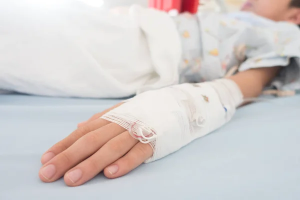 Kleiner Junge Erkrankt Grippe Muss Mit Intravenösem Inline Handdruck Ins — Stockfoto