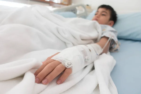 Menino Adoece Gripe Precisa Ser Internado Hospital Com Soro Fisiológico — Fotografia de Stock