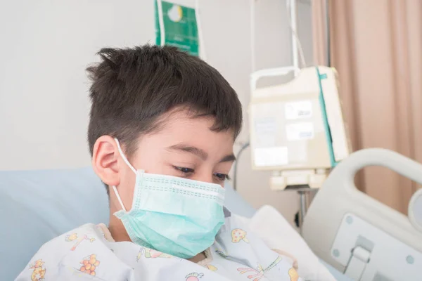 Menino Adoece Gripe Precisa Ser Internado Hospital Com Soro Fisiológico — Fotografia de Stock