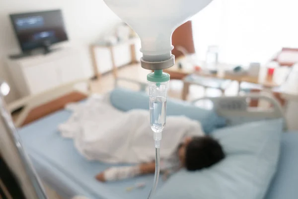 Niño Pequeño Enferma Gripe Necesita Ser Ingresado Hospital Con Suero — Foto de Stock