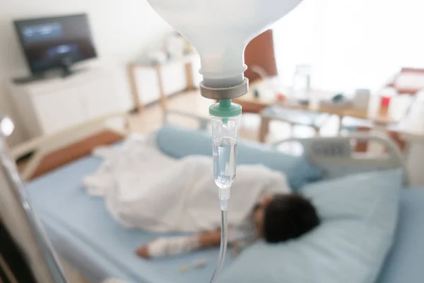 Kleiner Junge Erkrankt Grippe Muss Mit Intravenösem Inline Handdruck Ins — Stockfoto