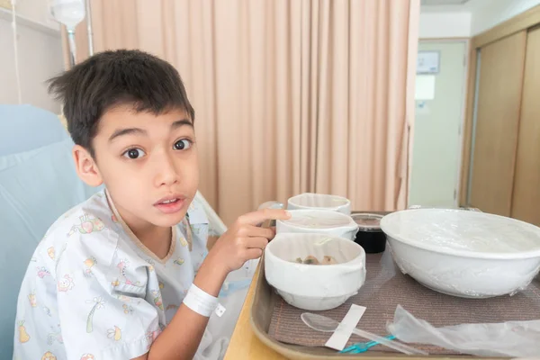 Rapazinho Está Entediado Com Comida Hospital Doente — Fotografia de Stock