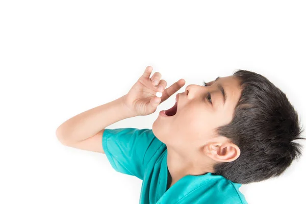 Давая Детям Лекарства Мальчик Пытается Проглотить Таблетки — стоковое фото