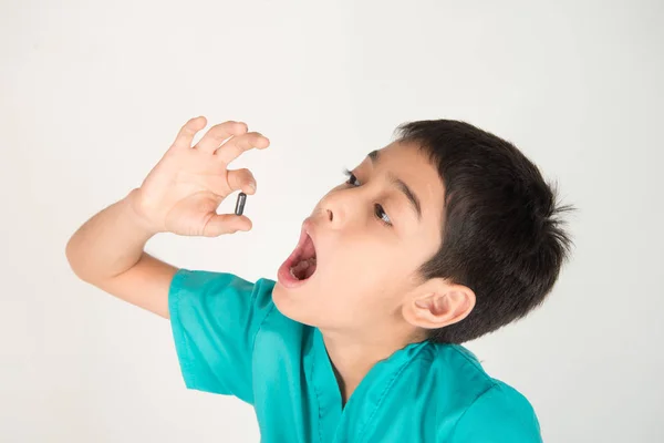 Dando Remédio Para Crianças Menino Tentar Engolir Pílulas Medicina — Fotografia de Stock