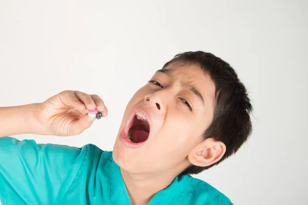 Így Gyerekek Gyógyszert Fiú Próbálja Lenyelni Tablettákat Gyógyszer — Stock Fotó
