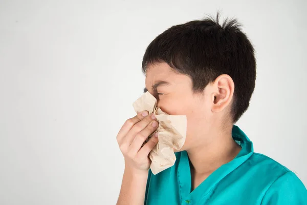 Petit Garçon Éternue Tousse Grippe Utilisant Tissu Propre — Photo