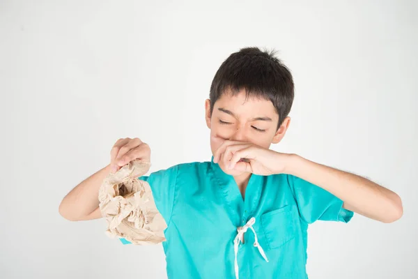 Menino Está Espirrando Tosse Gripe Usando Tecido Limpo — Fotografia de Stock