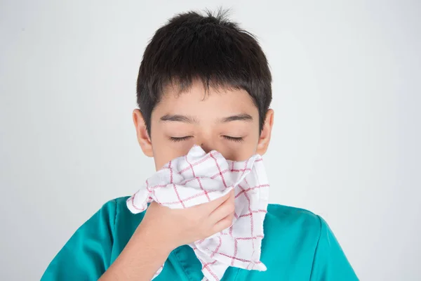 Niño Pequeño Estornuda Tose Gripe Usando Tejido Limpio — Foto de Stock