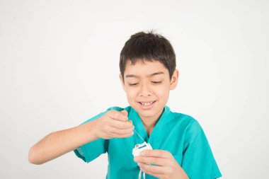 Küçük çocuk temiz diş için diş ipi kullanarak