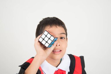 Küçük çocuk oyun rubik küp 