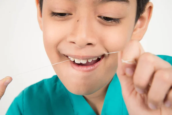 Маленький Хлопчик Використовує Зубну Нитку Чищення Зуба — стокове фото