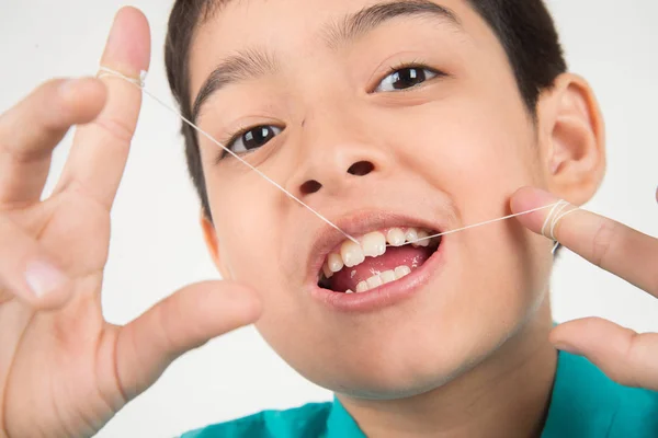Malý Chlapec Používat Zubní Nit Čistý Zub — Stock fotografie