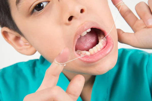 小男孩用牙线清洁牙齿 — 图库照片