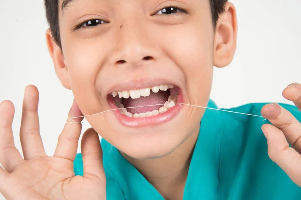 Menino Usando Fio Dental Para Limpar Dente — Fotografia de Stock