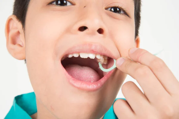 きれいな歯にデンタルフロスを使用した小さな男の子 — ストック写真