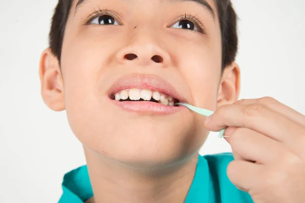 Menino Usando Fio Dental Para Limpar Dente — Fotografia de Stock