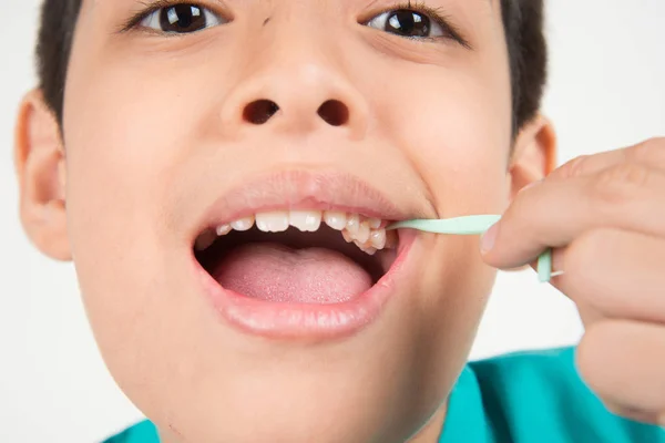 Маленький Мальчик Использует Зубную Нить Чистки Зубов — стоковое фото