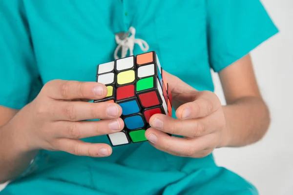 Kleine Jongen Spelen Rubik Kubus — Stockfoto