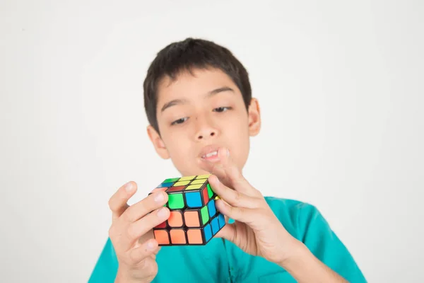 Liten Pojke Spela Rubik Kub — Stockfoto