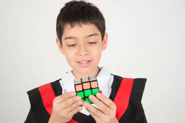 Kleine Jongen Spelen Rubik Kubus — Stockfoto