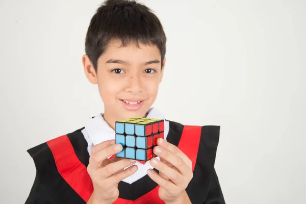 Liten Pojke Spela Rubik Kub — Stockfoto