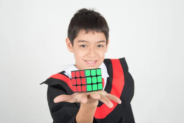 Menino Jogar Rubik Cube — Fotografia de Stock
