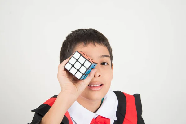 Liten Pojke Spela Rubik Kub — Stockfoto