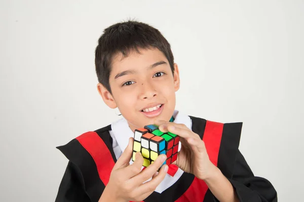 Malý Chlapec Hry Rubikova Kostka — Stock fotografie