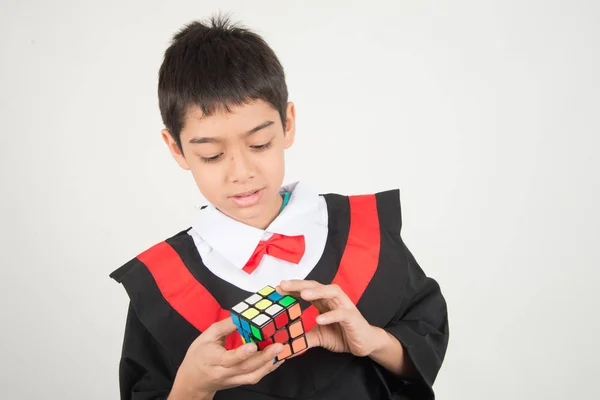 Liten Pojke Spela Rubik Kub — Stockfoto