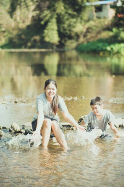 Aile mutlu orman şelale, birlikte seyahat