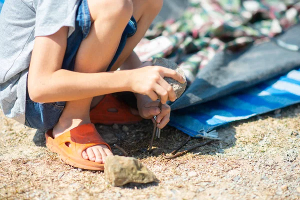 Familie Vader Zoon Gebouw Tent Voor Kamperen Het Bos — Stockfoto