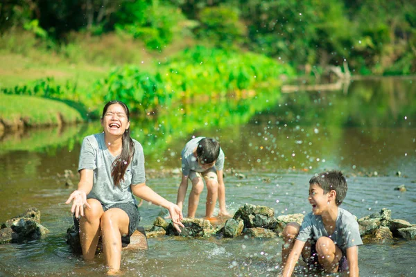 Família Viajando Cachoeira Floresta Feliz Juntos — Fotografia de Stock