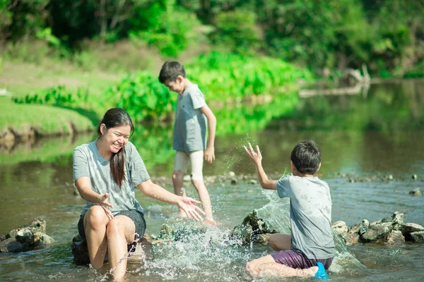 Família Viajando Cachoeira Floresta Feliz Juntos — Fotografia de Stock