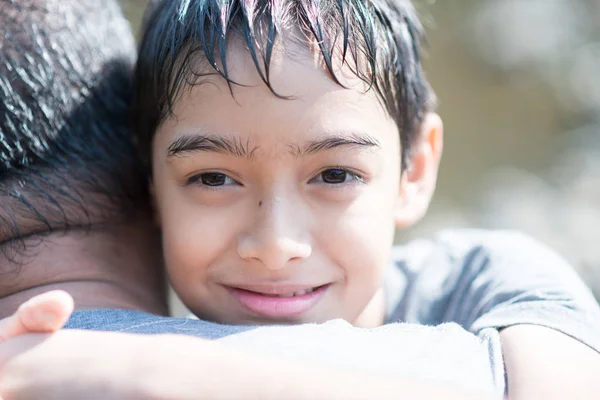 Hijo Abrazo Padre Con Amor — Foto de Stock