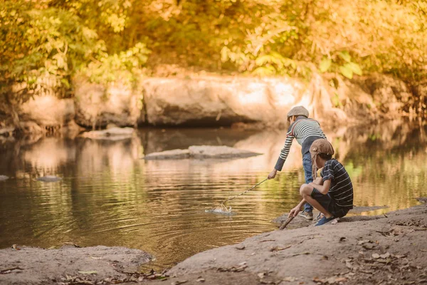 アジア少年川ヴィンテージ レトロで釣り — ストック写真