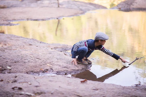 Λίγο Ασίας Αγόρι Ψάρεμα Στο Ποτάμι Vintage Ρετρό — Φωτογραφία Αρχείου