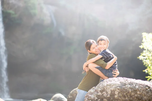 母と息子お互いを抱きしめ幸せ一緒に森の中 — ストック写真