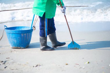 Sahile temizlik işçisi 