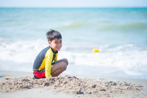 Garçon Jouant Vague Sable Sur Plage — Photo