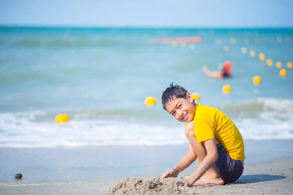 Garçon Jouant Vague Sable Sur Plage — Photo